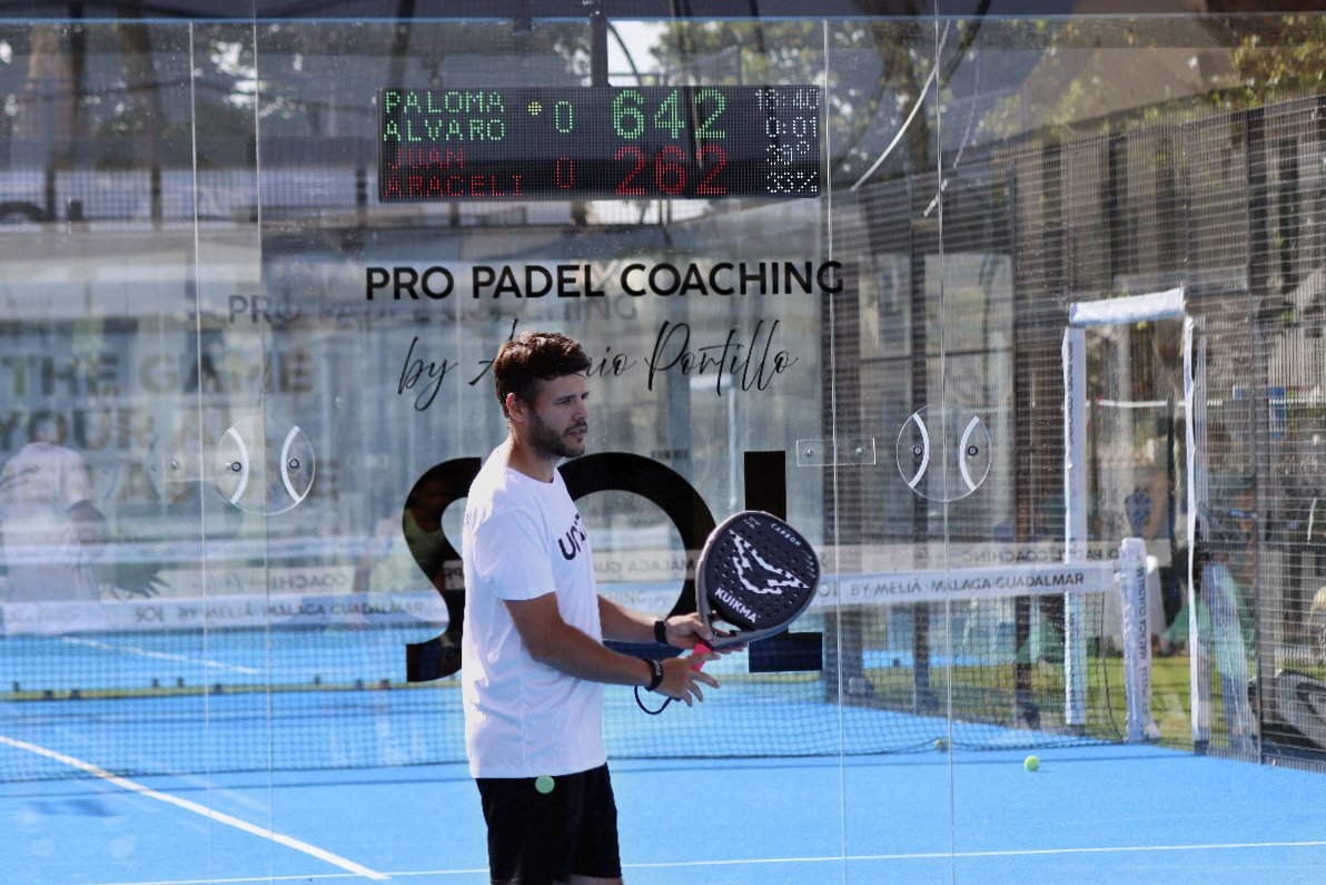Jugador de pádel esperando saque con marcador LED Unoth al fondo