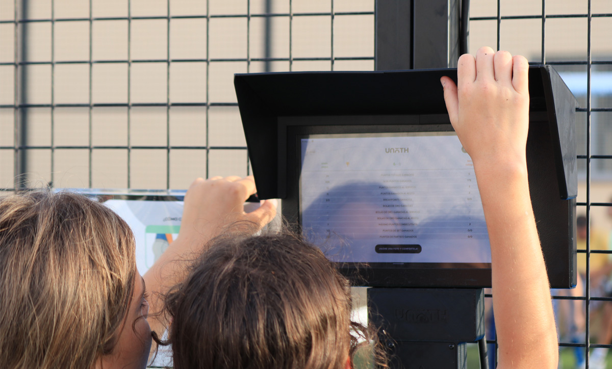 Jugadoras consultando estadísticas del partido en la tablet integrada de Unoth