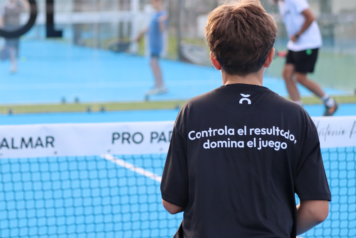 Camiseta Unoth con el lema Controla el resultado domina el juego en pista de pádel