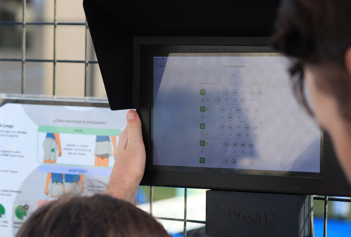 Jugador revisando cronología de puntos en la tablet del marcador Unoth