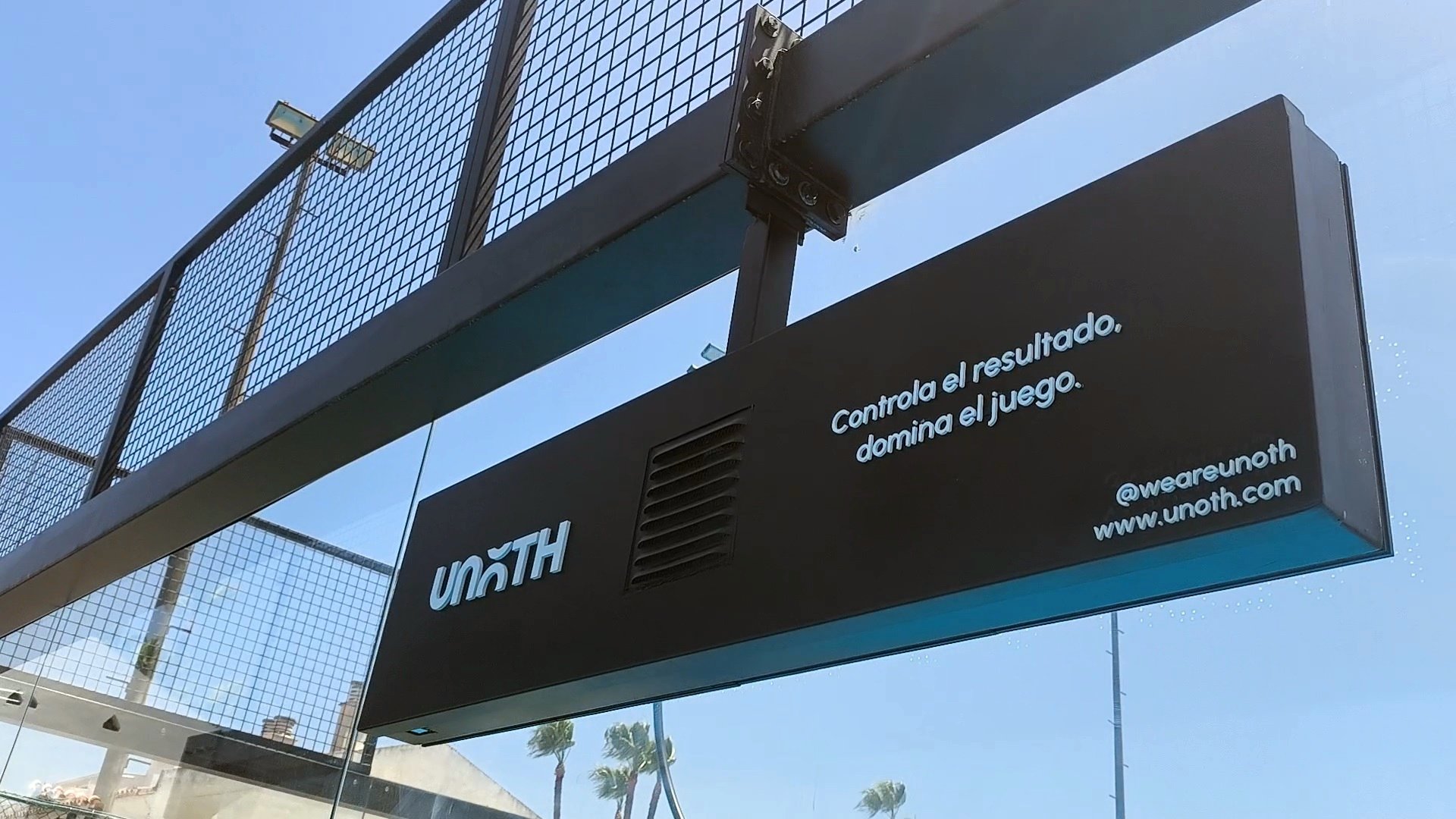 Panel trasero del marcador LED Unoth instalado en pista outdoor bajo el sol