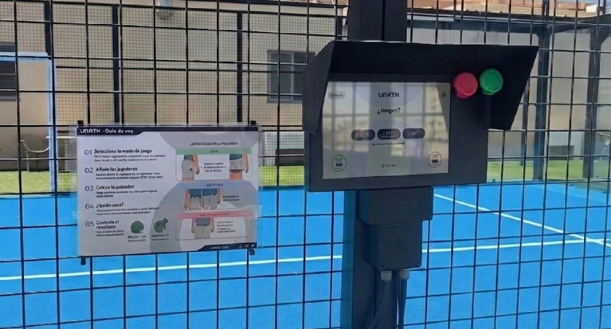 Estación de tablet Unoth con pulsadores instalada en pista de pádel outdoor