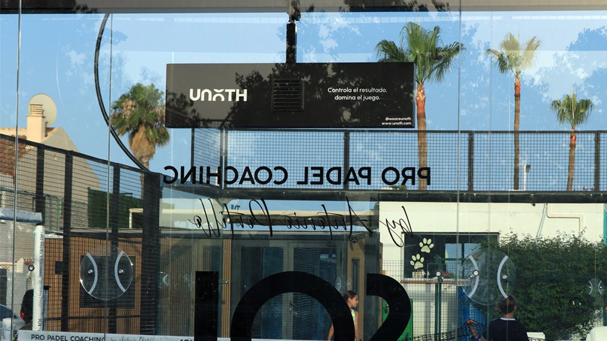 Marcador LED Unoth visto desde el interior de otra pista reflejado en el cristal