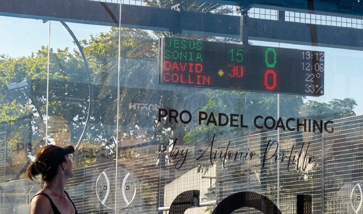Jugadora mirando el marcador LED Unoth con el resultado del partido