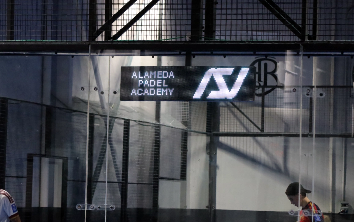 publicidad alameda padel academy en marcador unoth en pantalla de espera